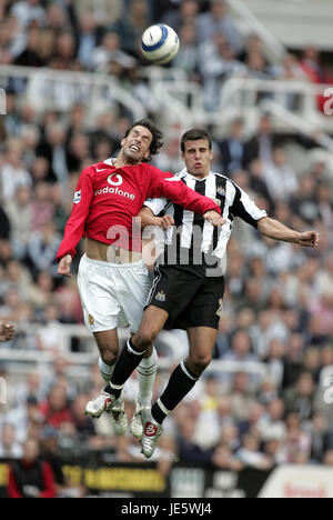 R NISTELROOY & STEVEN TAYLOR V NEWCASTLE UNITED MANCHESTER.ST JAMES PARK NEWCASTLE 28 Août 2005 Banque D'Images