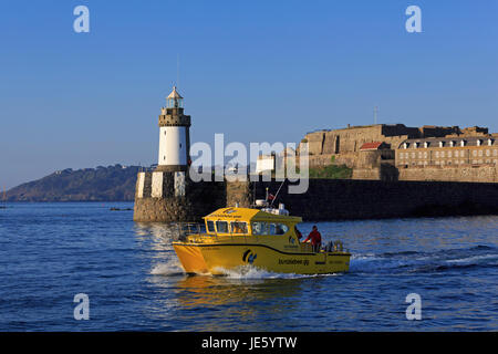 Brise-lames château phare, St Peter Port, Guernsey, Channel Islands, Europe Banque D'Images