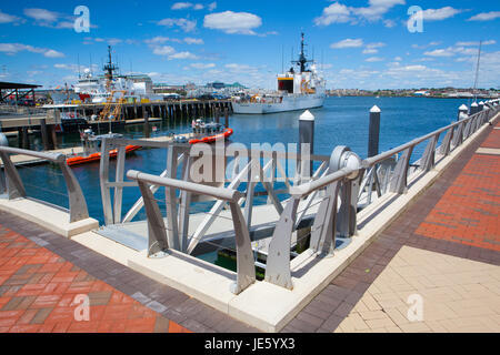 Boston, Massachusetts, USA - 7 juillet 2016 : United States Coast Guard des navires amarrés dans le port de Boston Banque D'Images