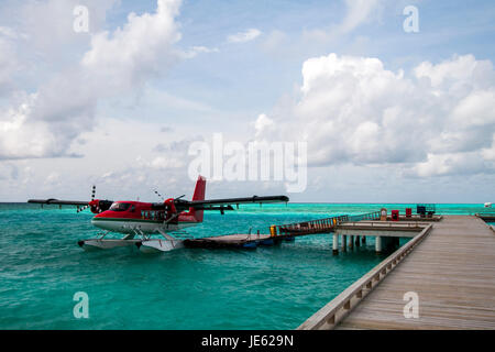 Hydravion amarré au quai d'arrivée, les Maldives. Banque D'Images