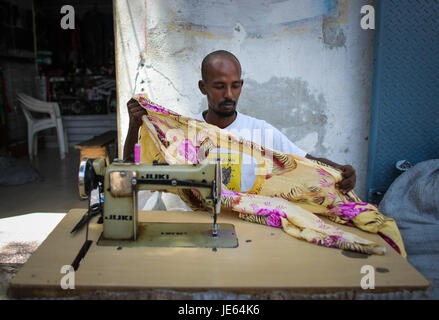 Cette image de Mogadiscio, en Somalie, illustre la vie quotidienne et l'économie de la ville. Il met en valeur les scènes de rue dynamiques et le commerce local, reflétant la résilience de sa population malgré les défis continus. L'économie de Mogadiscio est diversifiée, le commerce, l'agriculture et les secteurs des services jouant un rôle clé dans le développement de la ville. Banque D'Images