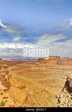 Route à travers le paysage rock rouge visible dans la vue verticale de Canyonlands National Park dans le sud-est de l'Utah près de la ville de Moab. Banque D'Images