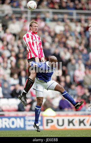 CHRIS BROWN & DION DUBLIN SUNDERLAND V LEICESTER STADIUM OF LIGHT SUNDERLAND 23 Avril 2005 Banque D'Images