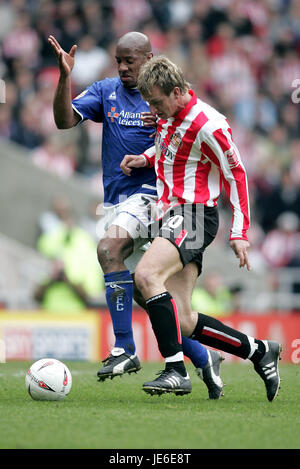 DION DUBLIN & CHRIS BROWN SUNDERLAND V LEICESTER STADIUM OF LIGHT SUNDERLAND 23 Avril 2005 Banque D'Images