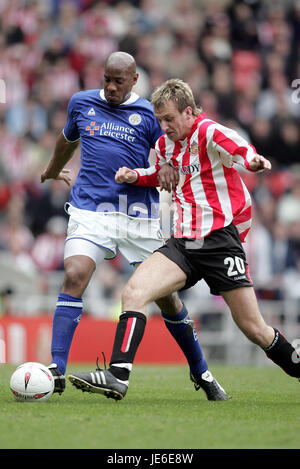 DION DUBLIN & CHRIS BROWN SUNDERLAND V LEICESTER STADIUM OF LIGHT SUNDERLAND 23 Avril 2005 Banque D'Images