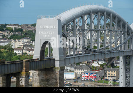 Photo par Paul Slater/PSI - Royal Albert Bridge ou pont de Brunel entre Devon et Cornwall Saltash Plymouth et de l'autre côté de la Rivière Tamar. Banque D'Images