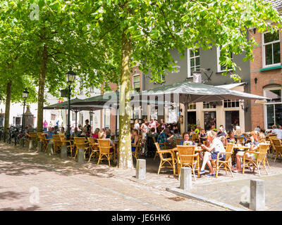 Les gens se détendre sur une terrasse de café sur la place du marché dans la vieille ville de Wijk bij Duurstede en province Utrecht, Pays-Bas Banque D'Images