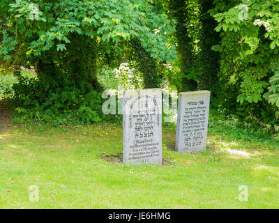 Deux tombes pierres tombales avec le cimetière juif dans la vieille ville de Wijk bij Duurstede en province Utrecht, Pays-Bas Banque D'Images