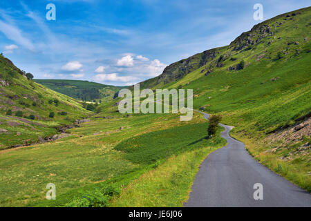 Route dans la vallée de l'Irfon, au nord de Abergwesyn. Powys, Pays de Galles. Banque D'Images