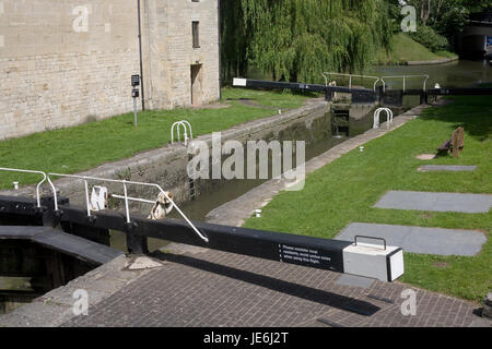 L'une des écluses de la baignoire vol sur le Kennet & Avon Canal Banque D'Images