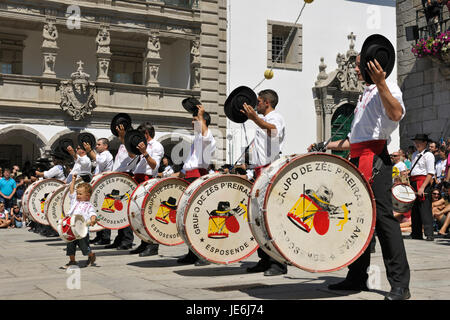 Tambours traditionnels (Sze Pereiras) agissant au cours de la Notre Dame de l'agonie des festivités, la plus grande fête traditionnelle au Portugal. Viana do Castelo. Banque D'Images