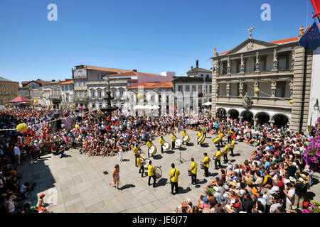 Tambours traditionnels (Sze Pereiras) agissant au cours de la Notre Dame de l'agonie des festivités, la plus grande fête traditionnelle au Portugal. Viana do Castelo. Banque D'Images