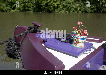 L'avant du bateau étroit violet amarré sur le canal Kennet et Avon à Bath Banque D'Images