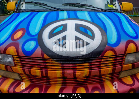 Van Hippie peint avec symbole de paix Banque D'Images