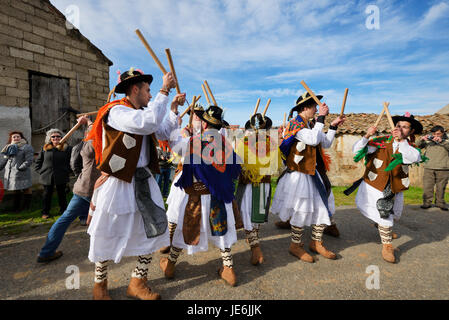Un groupe folklorique (Pauliteiros de Miranda) qui pratique un ancien guerrier danse ibérique. Festivités d'hiver traditionnel à Constantim. Portugal Banque D'Images