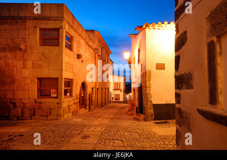 La ville médiévale fortifiée de Miranda do Douro, au crépuscule. Trás-os-Montes, Portugal Banque D'Images