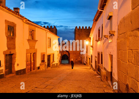 La ville médiévale fortifiée de Miranda do Douro, au crépuscule. Trás-os-Montes, Portugal Banque D'Images