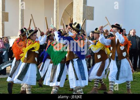 Un groupe folklorique (Pauliteiros de Miranda) qui pratique un ancien guerrier danse ibérique. Festivités d'hiver traditionnel à Constantim. Portugal Banque D'Images