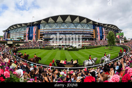 Une vue générale de la Parade Ring comme la reine Elizabeth II passe dans le cortège royal pendant trois jours de Royal Ascot à Ascot Racecourse. Banque D'Images