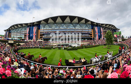 Une vue générale de la Parade Ring comme la reine Elizabeth II passe dans le cortège royal pendant trois jours de Royal Ascot à Ascot Racecourse. Banque D'Images