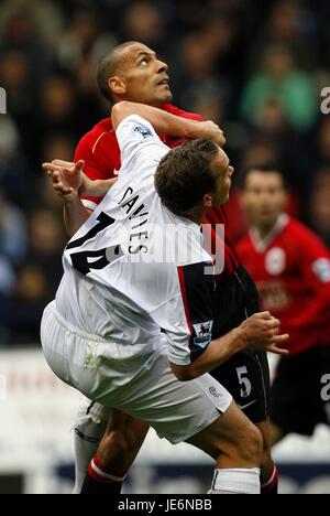 KEVIN DAVIES & RIO FERDINAND BOLTON V MANCHESTER UNITED STADE REEBOK BOLTON Grande-bretagne 28 Octobre 2006 Banque D'Images