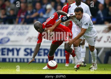 MOMO SISSOKO & GARY SPEED V BOLTON BOLTON REEBOK STADIUM LIVERPOOL ANGLETERRE 30 Septembre 2006 Banque D'Images