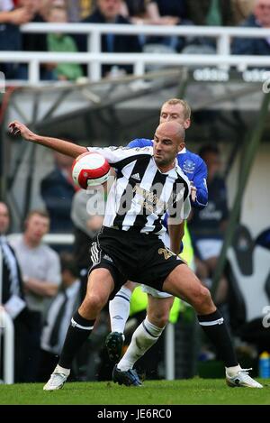 SIBIERSKI NEWCASTLE UTD & HIBBERT V Everton FC ST JAMES PARK NEWCASTLE ANGLETERRE 24 Septembre 2006 Banque D'Images