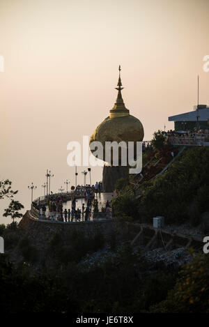 Pagode Kyaiktiyo, également connu sous le nom de Golden Rock, est un célèbre lieu de pèlerinage bouddhiste dans l'État Môn, Birmanie. Banque D'Images