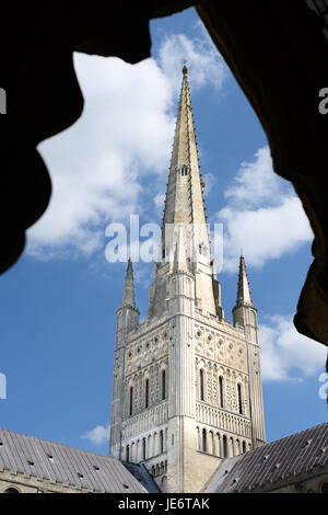 Spire et tour dans le coin du cloître à la cathédrale de l'église chrétienne de la Trinité, à Norwich, en Angleterre, dont la construction a commencé par t Banque D'Images