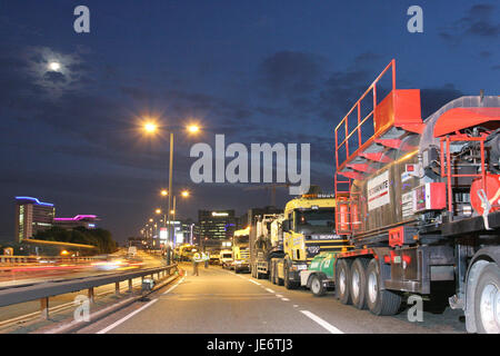 Machines d'entrepreneurs prêts à effectuer des réparations à l'autoroute M4 de Londres section surélevée à Brentford pendant une nuit de fermeture en direction est. Banque D'Images