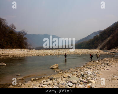 Trekking sur le Ladhya Kumaon Hills, rivière, Uttarakhand, Inde Banque D'Images