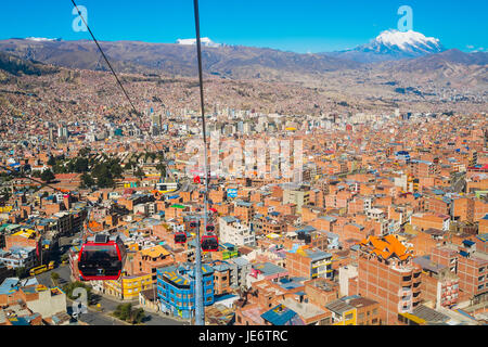 Vue aérienne de La Paz avec cable cars et Illimani mountain en arrière-plan, la Bolivie Banque D'Images