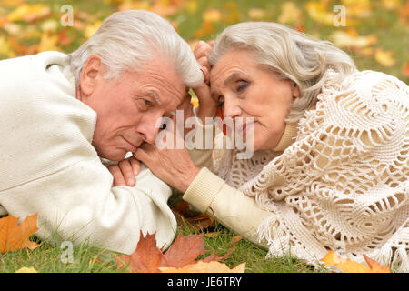 Senior couple lying on Green grass Banque D'Images