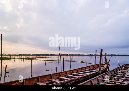 Vieux bateau en bois flottant sur l'eau au milieu des paysages naturels de la matinée au lac Phayao Kwan dans la province de Phayao, en Thaïlande Banque D'Images