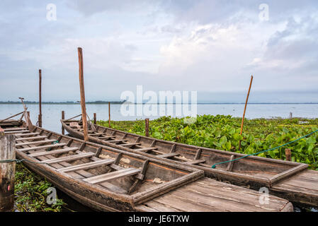 Vieux bateau en bois flottant sur l'eau au milieu des paysages naturels de la matinée au lac Phayao Kwan dans la province de Phayao, en Thaïlande Banque D'Images