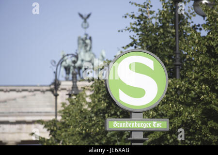 Allemagne, Berlin, la Porte de Brandebourg, la ville, l'arrêt de chemin de fer Banque D'Images