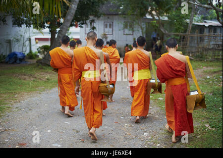 Laos, province de Luang Prabang, ville de Luang Prabang, patrimoine mondial de l'UNESCO, des moines bouddhistes de recueillir des aumônes et de riz, Banque D'Images