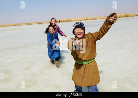 La Mongolie, province Khovd, hiver, les enfants jouent sur les glaces, le lac Banque D'Images