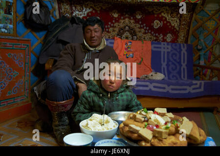 La Mongolie, province Khovd, hiver, Jurte, à l'intérieur, les nomades, jeune homme avec son fils, Banque D'Images