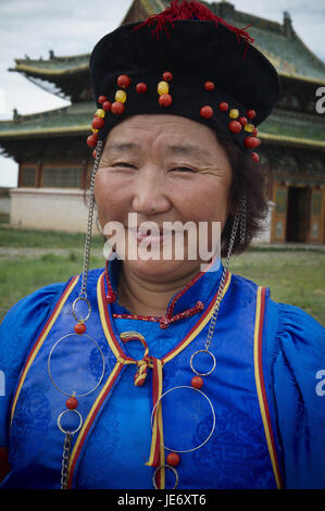 La Mongolie, l'Asie centrale, l'Övörkhangaï province, vallée de l'Orkhon, patrimoine mondial de l'UNESCO, le cloître d'Erdene Zuu, Karakorum, ancienne capitale de l'empire mongol, femme en costume traditionnel, portrait, Banque D'Images