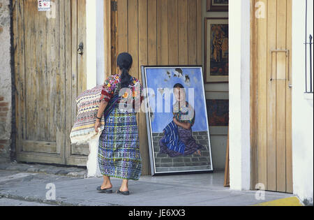 Guatemala, Antigua Guatemala, Lane, magasin de souvenirs, rendez-vous de l'assistant, vue de dos, le modèle ne libération, l'Amérique centrale, l'Amérique latine, de la ville, destination, le tourisme, les gens, à l'extérieur, femme, des locaux, des tracts, porter, vendeur, vente, corps entier, Maya, peinture, photos, filles, Banque D'Images