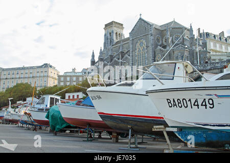 L'église Sainte-eugénie et le port des pecheurs, Biarritz, France Banque D'Images