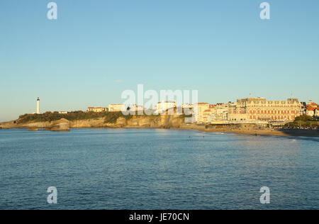 Hôtel Du Palais, Grande Plage, phare de Biarritz et de la Pointe Saint-Martin, Biarritz, France Banque D'Images