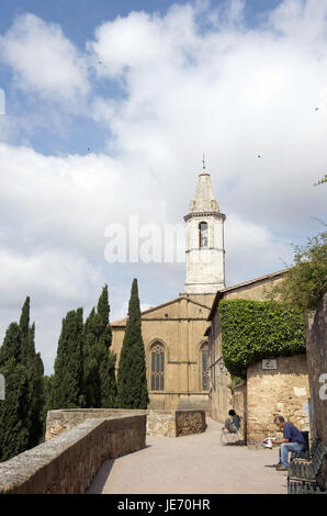 L'Italie, l'Europe, Toscane, Val d'Orcia, Pienza, mur de la ville avec la cathédrale en arrière-plan, Banque D'Images