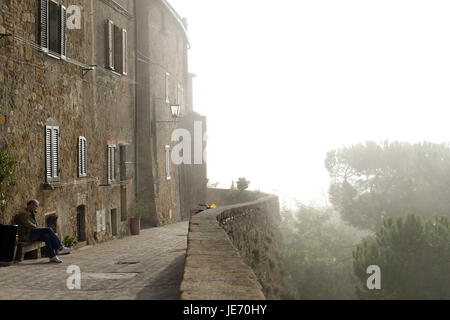 L'Italie, l'Europe, Toscane, Val d'Orcia, Pienza, vieil homme sur une banque, Banque D'Images