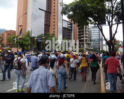 Personnes qui défendent à Caracas pour protester contre Nicolas Maduro Banque D'Images