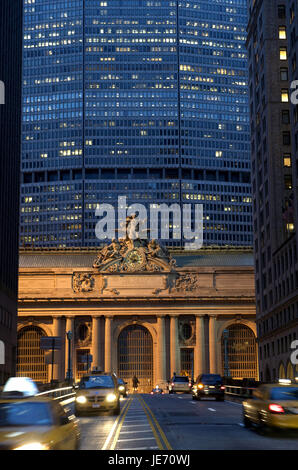 Les USA, l'Amérique, New York, Manhattan, Grand Central Station, la nuit, les taxis sur la voie, Banque D'Images