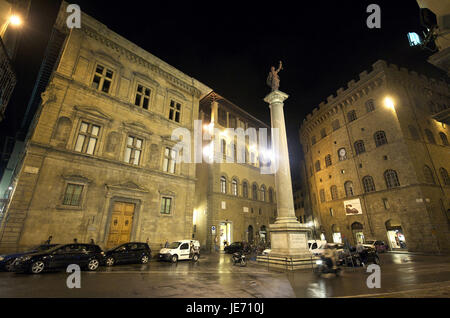 Italie, Toscane, Florence, Piazza Santa Trinita et palais Bartolini-Salimbeni la nuit, Banque D'Images