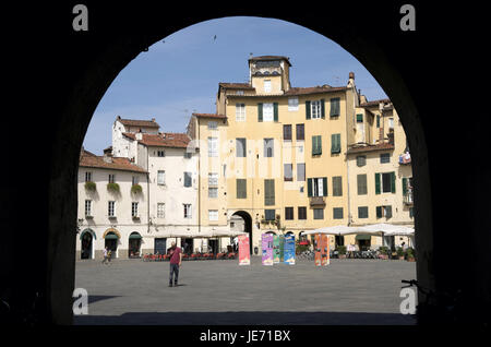 Italie, Toscane, Lucca, la Piazza del Mercato, vue par une arcade, Banque D'Images