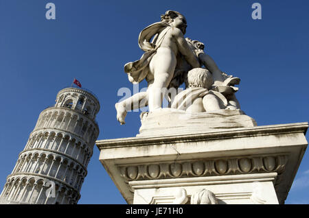 Italie, Toscane, Pise, la tour oblique, la sculpture au premier plan, Banque D'Images